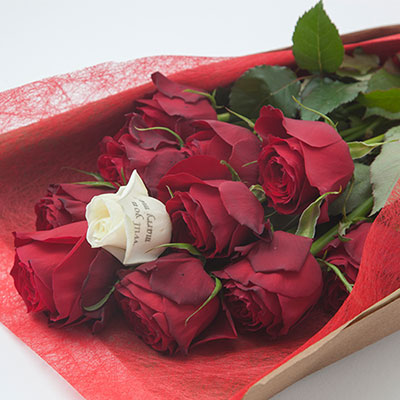 プロポーズの王道アイテム バラの花束 メッセージローズも添えて オリプレ